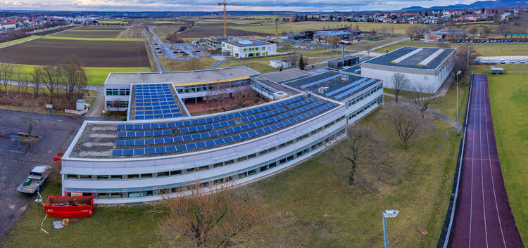 Weitere 120 bis 140 Module werden künftig auf dem Dach der Dettinger Teckschule Ökostrom produzieren. Foto: Carsten RiedlWeitere