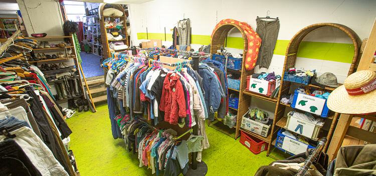 Jede Menge gebrauchte Kleidung und Spielzeug beherbergt die Schenkscheune. Foto: Jean-Luc Jacques