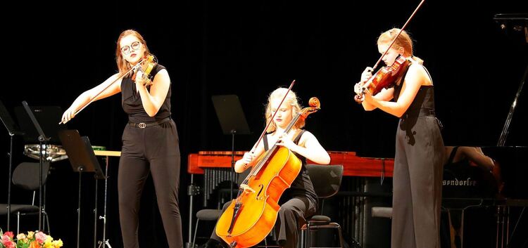 Das Streichtrio Linda, Solveig und Hanna Rosa Emilsson (von links) spielte im Filum „Oblivion“ des argentinischen Tangomeisters