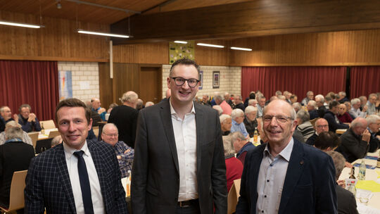 Lenningens Bürgermeister Michael Schlecht (links) und Organisator Werner Schulmeyer begrüßen Andreas Schwarz. Foto: Carsten Ried Lenningens Bürgermeister Michael Schlecht (links) und Organisator Werner Schulmeyer begrüßen Andreas Schwarz. Foto: Carsten Ried