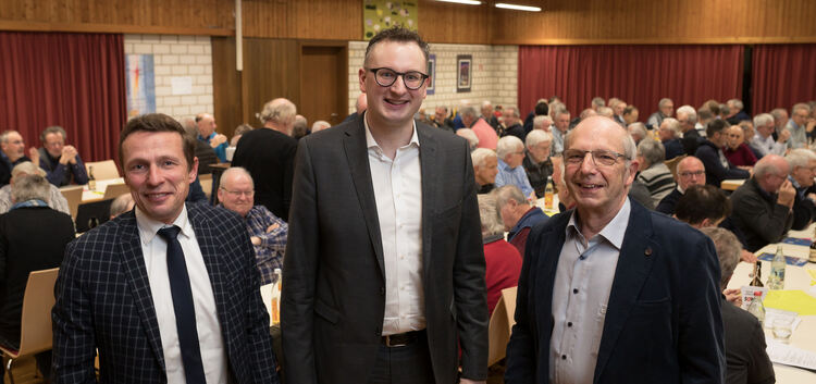 Lenningens Bürgermeister Michael Schlecht (links) und Organisator Werner Schulmeyer begrüßen Andreas Schwarz. Foto: Carsten Ried