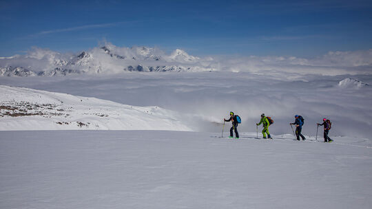 <!401_BU_ARTIKEL!>* Gipfelglück und Höhenrausch: Die Expeditionsteilnehmer erleben die grenzenlose Freiheit über den Wolken. Fotos: Torsten Wenzler