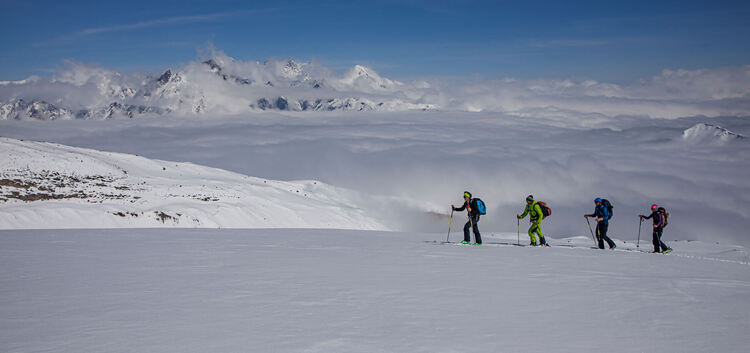 Gipfelglück und Höhenrausch: Die Expeditionsteilnehmer erleben die grenzenlose Freiheit über den Wolken. Fotos: Torsten Wenzler