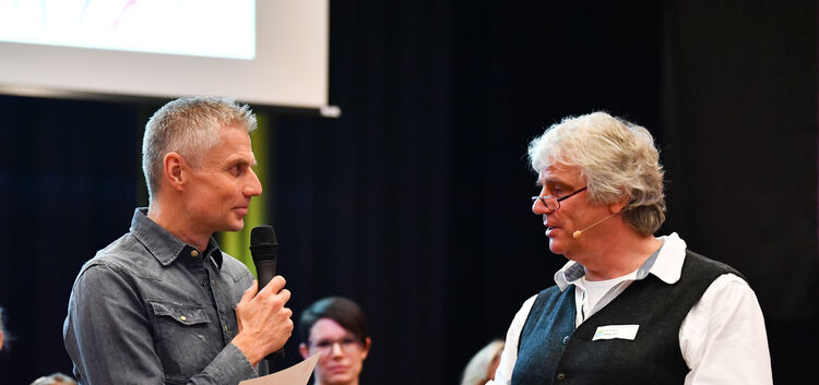 Moderator Stefan Gölz (rechts) im Gespräch mit Triathlet Gunter Stecher.Fotos: Markus Brändli