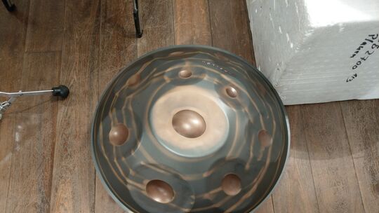 Die Klänge auf der selbstgebauten Handpan sind meditativ. Foto: Garbriele Böhm