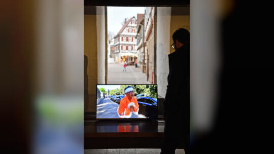 Gegensätze: Im Hintergrund beschauliches Fachwerkambiente, im Vordergrund Videos über verstörende Performances. Gegensätze: Im Hintergrund beschauliches Fachwerkambiente, im Vordergrund Videos über verstörende Performances.
