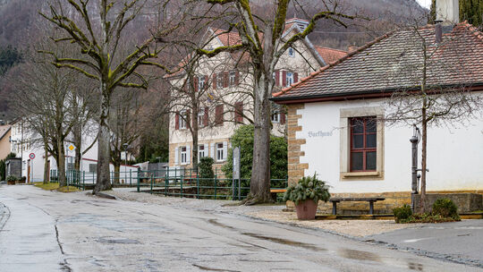 Holperstrecke: Der Belag der Hepsisauer Hauptstraße ist schon lange sanierungsbedürftig.Foto: Carsten Riedl