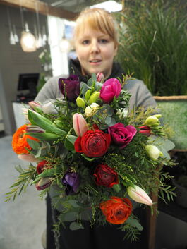Sarah Fiederling, Floristin bei Blumen Gerber in Kirchheim, macht aus Frühlingsblumen ein kleines Kunstwerk. Auch für sie muss e