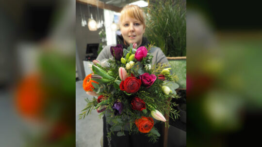 Sarah Fiederling, Floristin bei Blumen Gerber in Kirchheim, macht aus Frühlingsblumen ein kleines Kunstwerk. Auch für sie muss e
