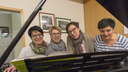 25 Jahre „anima musica:“ von links Birgitt John, Irene Issler (Gründungsmitglied), Martina Saida (Gründungsmitglied) und Annegre
