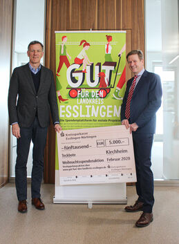 KSK-Vorstandsvorsitzender Burkhard Wittmacher (links) und Teckboten-Verleger Ulrich Gottlieb freuen sich über alles, was unter d