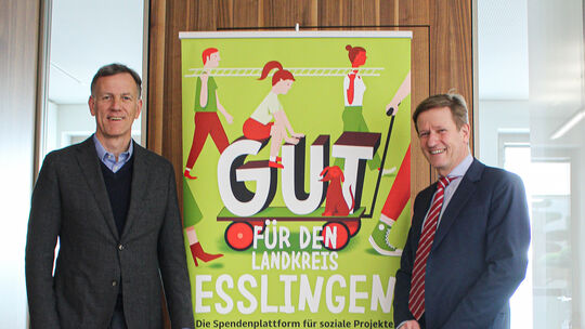 KSK-Vorstandsvorsitzender Burkhard Wittmacher (links) und Teckboten-Verleger Ulrich Gottlieb freuen sich über alles, was unter d