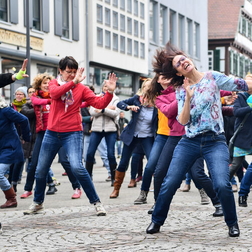 Tanz-Flashmob der Frauenliste , One Billiom Rising/Foto: Markus Brändli