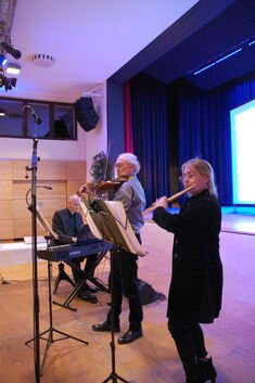 Das Lehrertrio der Musikschule setzt musikalische Glanzpunkte. Fotos: Volkmar Schreier