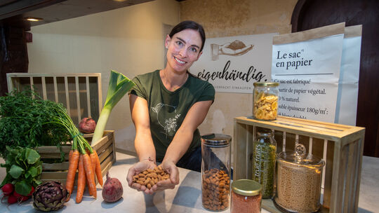 Nadja Schoser zeigt, was es in ihrem Unverpackt-Laden künftig geben wird. Foto: Jean-Luc Jacques Nadja Schoser zeigt, was es in ihrem Unverpackt-Laden künftig geben wird. Foto: Jean-Luc Jacques