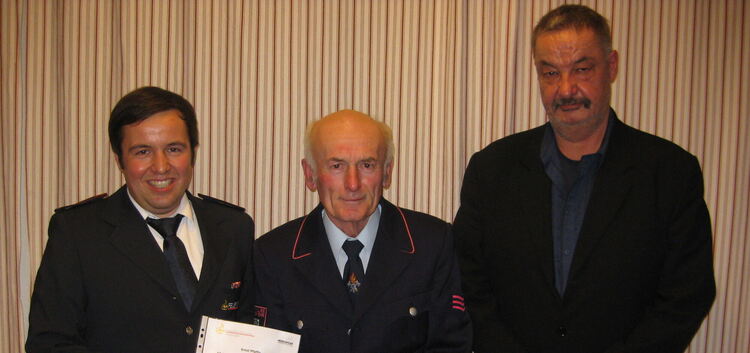 Kommandant Jochen Schmid (links) und Bürgermeister Klaus Däschler ehrten Ernst Pfäffle für 50 Jahre Mitgliedschaft. Foto: pm
