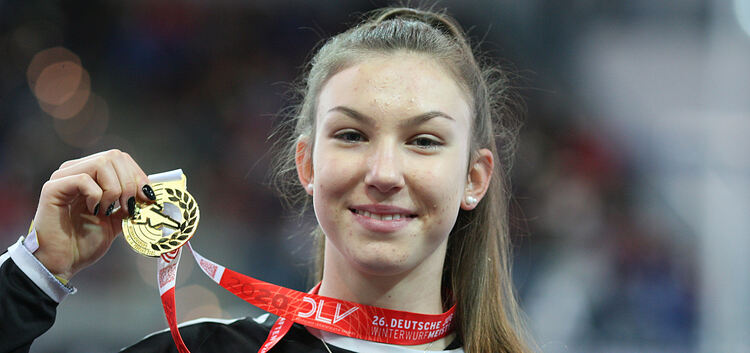 Aileen Kuhn strahlt mit ihrer Goldmedaille um die Wette. Foto: Görlitz