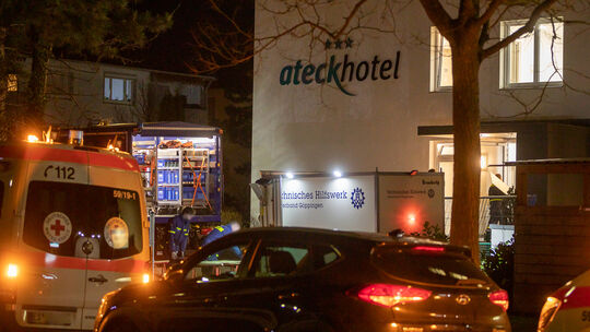Deutsches Rotes Kreuz und technisches Hilfswerk treffen Vorbereitungen im ateck-Hotel. Foto: Carsten Riedl Deutsches Rotes Kreuz und technisches Hilfswerk treffen Vorbereitungen im ateck-Hotel. Foto: Carsten Riedl