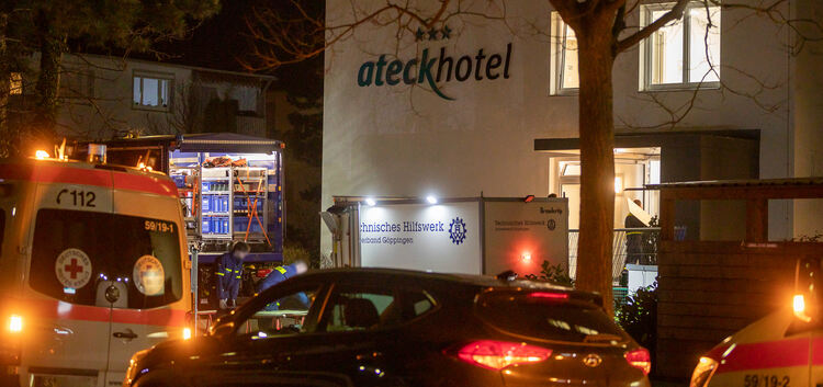 Deutsches Rotes Kreuz und technisches Hilfswerk treffen Vorbereitungen im ateck-Hotel. Foto: Carsten Riedl