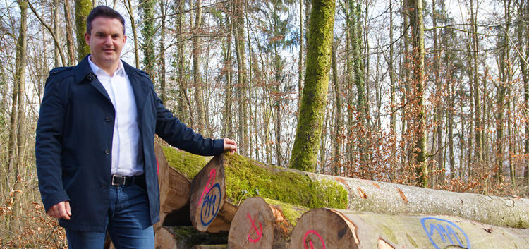 Die Versteigerung von Holz gehört traditionell zur Arbeit von Notzingens Bürgermeister Sven Haumacher. Foto: Thomas Krytzner