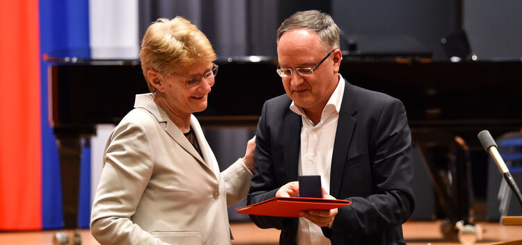 Angelika Matt-Heidecker erhält von Andreas Stoch die Willy-Brand-Medaille (links) und von Regierungspräsident Wolfgang Reimer (M