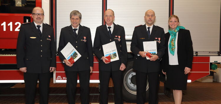 Hans Fischer (2.v.l.), Klaus Burkhardt (Mitte) und Wolfgang Berger (2.v.r.) bekamen das Feuerwehr-Ehrenzeichen in Gold. Kommanda