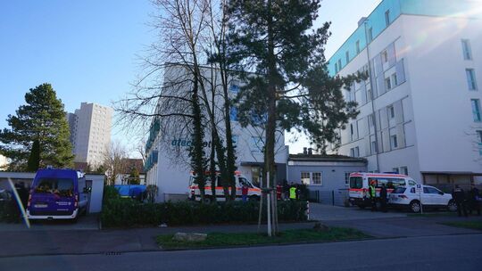 In Kirchheim unter Teck in einem Hotel kamen am Freitagnachmittag die China Rueckkehrer an. Sie wurden mit Krankentransportwagen In Kirchheim unter Teck in einem HotelIn Kirchheim unter Teck in einem Hotel kamen am Freitagnachmittag die China Rueckkehrer an