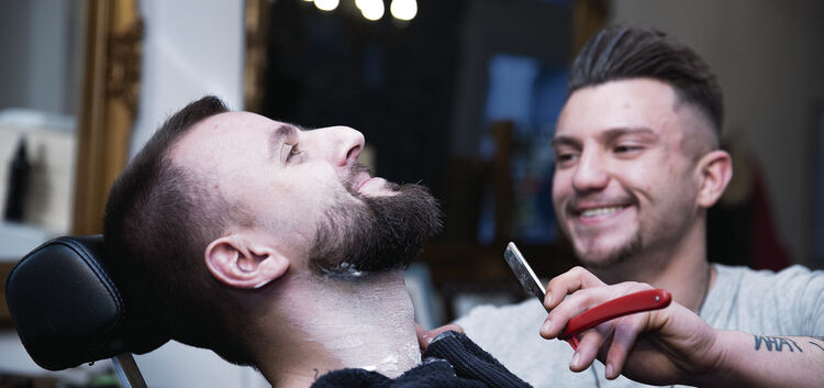 Anil-Taygun Gülenler hat gut lachen, er darf in seinem Barber-Shop in Kirchheim auch Haare schneiden. Foto: Jean-Luc Jacques