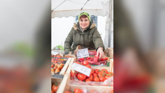 Marktfrau Manuela Vitiritti kennt keine Nachschubprobleme.Foto: Carsten Riedl