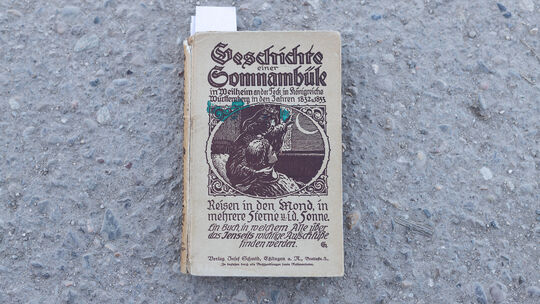 Das Buch reisen in den Mond. Foto: Carsten Riedl Das Buch reisen in den Mond. Foto: Carsten Riedl