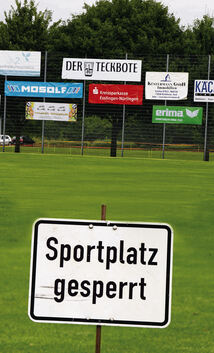 Fussballplatz DettingenSportplatz gesperrtSpielfeldneuer Rasen
