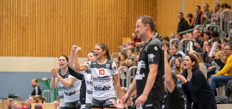 Die HSG-Handballerinnen haben allen Grund zum Jubeln: Fünf Spieltage vor Saisonende winkt der Landesliga-Aufstieg. Foto: Markus