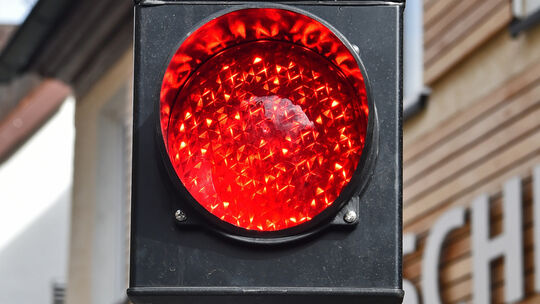 Die Ampel ergänzt den Poller auf der rechten Seite und zeigt an, wann die Sperre ausgefahren ist.