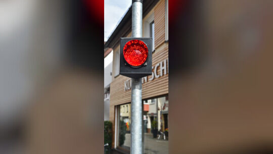 Die Ampel ergänzt den Poller auf der rechten Seite und zeigt an, wann die Sperre ausgefahren ist.