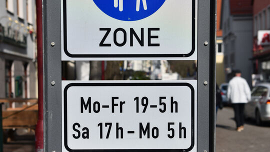 Ein Schild links neben dem Poller weist auf die neuen Fußgängerzeiten hin. Fotos: Markus Brändli