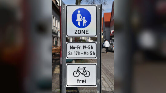 Ein Schild links neben dem Poller weist auf die neuen Fußgängerzeiten hin. Fotos: Markus Brändli