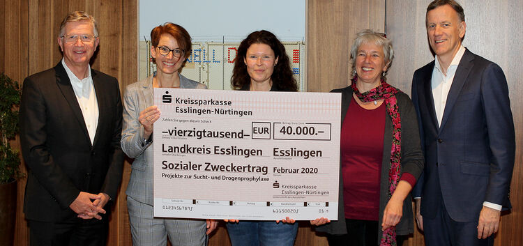 Die KSK Esslingen-Nürtingen fördert Suchtpräventionsprojekte mit 40¿000 Euro. Bei der symbolischen Scheckübergabe im Landratsamt