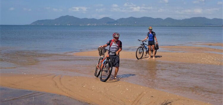Zur Grenze Vietnams musste der 64-Jährige sein Rad über den Strand Kambodschas schieben.