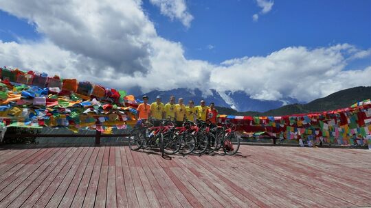 4200 Meter über dem Meeresspiegel: Klaus Reinsch (Zweiter von rechts) auf dem höchsten Pass der Tour in Nord Yunnan. 4200 Meter über dem Meeresspiegel: Klaus Reinsch (Zweiter von rechts) auf dem höchsten Pass der Tour in Nord Yunnan.