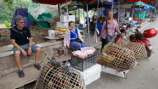 Kurzer Zwischenstopp auf einem Markt in Menglun in Süd Yunnan an der Grenze zu Laos. Kurzer Zwischenstopp auf einem Markt in Menglun in Süd Yunnan an der Grenze zu Laos.