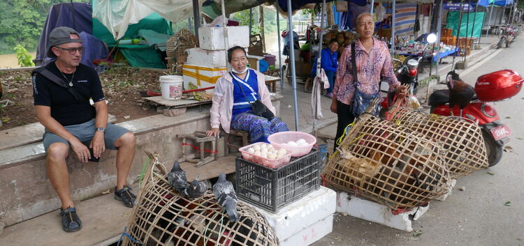 Kurzer Zwischenstopp auf einem Markt in Menglun in Süd Yunnan an der Grenze zu Laos.