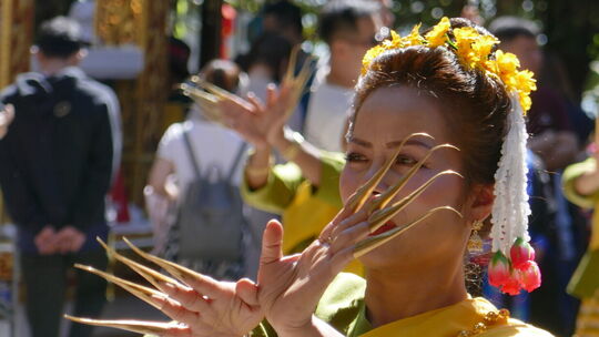 Auffällig bunt: Eine thailändische Tänzerin in einem Tempel in Chiang Mai.
