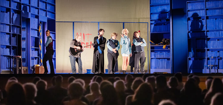 Die zwölf Schauspieler setzen das Leben des Dichters in Kirchheim gekonnt in Szene. Foto: Carsten Riedl