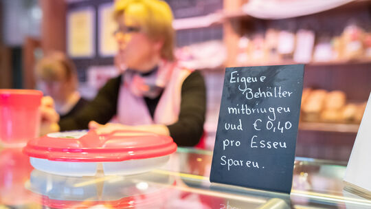 Auch in Metzgereien kann mit eigenen Behältern Plastikmüll vermieden werden. Fotos: Carsten Riedl