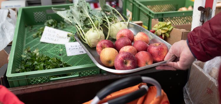 In der Schale kann Obst und Gemüse auch ohne Plastiktüte zu den Kunden und in deren eigene Taschen gelangen. Fotos: Carsten Ried