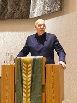Der Mediziner Eckhard Nagel spricht in der Kirchheimer Auferstehungskirche zum Thema „Glaube und Gesundheit“. Foto: Peter Dietri