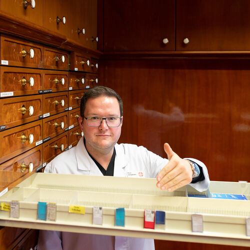 Marco Junghans von der Schneider-Apotheke in Kirchheim zeigt auf den leeren Schubladenteil, in dem sich sonst die Desinfektionsm