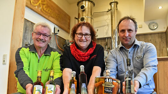 Harald Schneider, Martina Rommel und Andreas Bosch (von links) präsentieren edle Tropfen.