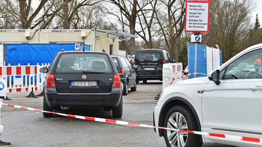Der Betrieb am Corona-Abstrichzentrum in Nürtingen kann weiterlaufen. Foto: Markus Brändli