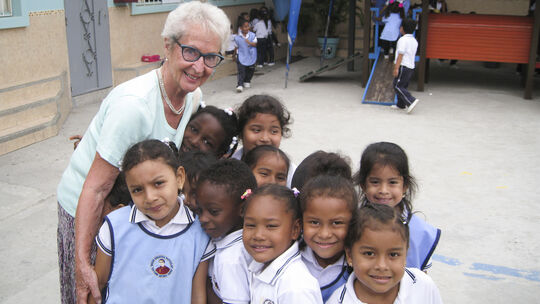 Hauser besucht einen Kindergarten der Madres Doroteas von Guayaquil. Hauser besucht einen Kindergarten der Madres Doroteas von Guayaquil.